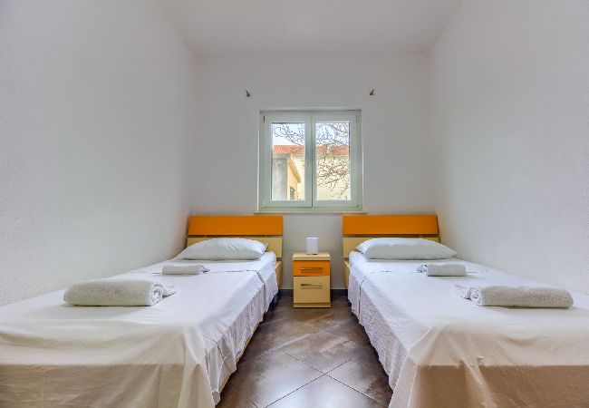 Appartement à Pirovac - Appartement dans Pirovac avec terrasse, Climatisation, WIFI (4925-3) Appartement à Pirovac - Appartement dans Pirovac avec terrasse, Climatisation, WIFI (4925-3)