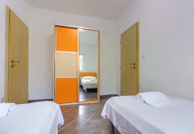 Appartement à Pirovac - Appartement dans Pirovac avec terrasse, Climatisation, WIFI (4925-3) Appartement à Pirovac - Appartement dans Pirovac avec terrasse, Climatisation, WIFI (4925-3)