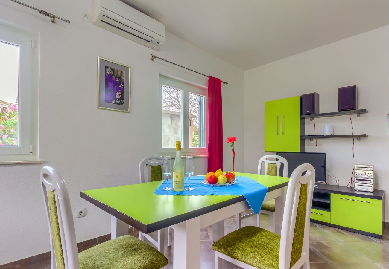 Appartement à Pirovac - Appartement dans Pirovac avec terrasse, Climatisation, WIFI (4925-3)