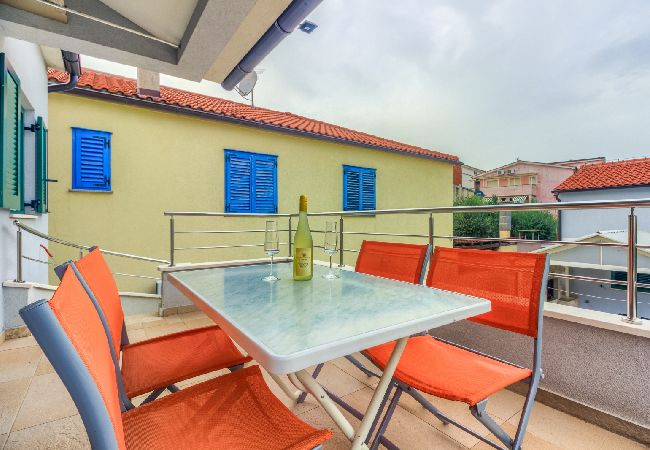 Appartement à Pirovac - Appartement dans Pirovac avec terrasse, Climatisation, WIFI (4925-4) Appartement à Pirovac - Appartement dans Pirovac avec terrasse, Climatisation, WIFI (4925-4)