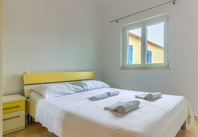 Appartement à Pirovac - Appartement dans Pirovac avec terrasse, Climatisation, WIFI (4925-4) Appartement à Pirovac - Appartement dans Pirovac avec terrasse, Climatisation, WIFI (4925-4)