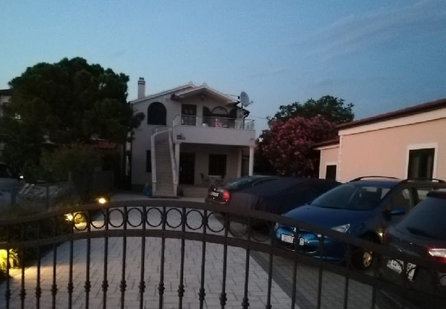 Appartement à Pirovac - Appartement dans Pirovac avec terrasse, Climatisation, WIFI (4925-4) Appartement à Pirovac - Appartement dans Pirovac avec terrasse, Climatisation, WIFI (4925-4)