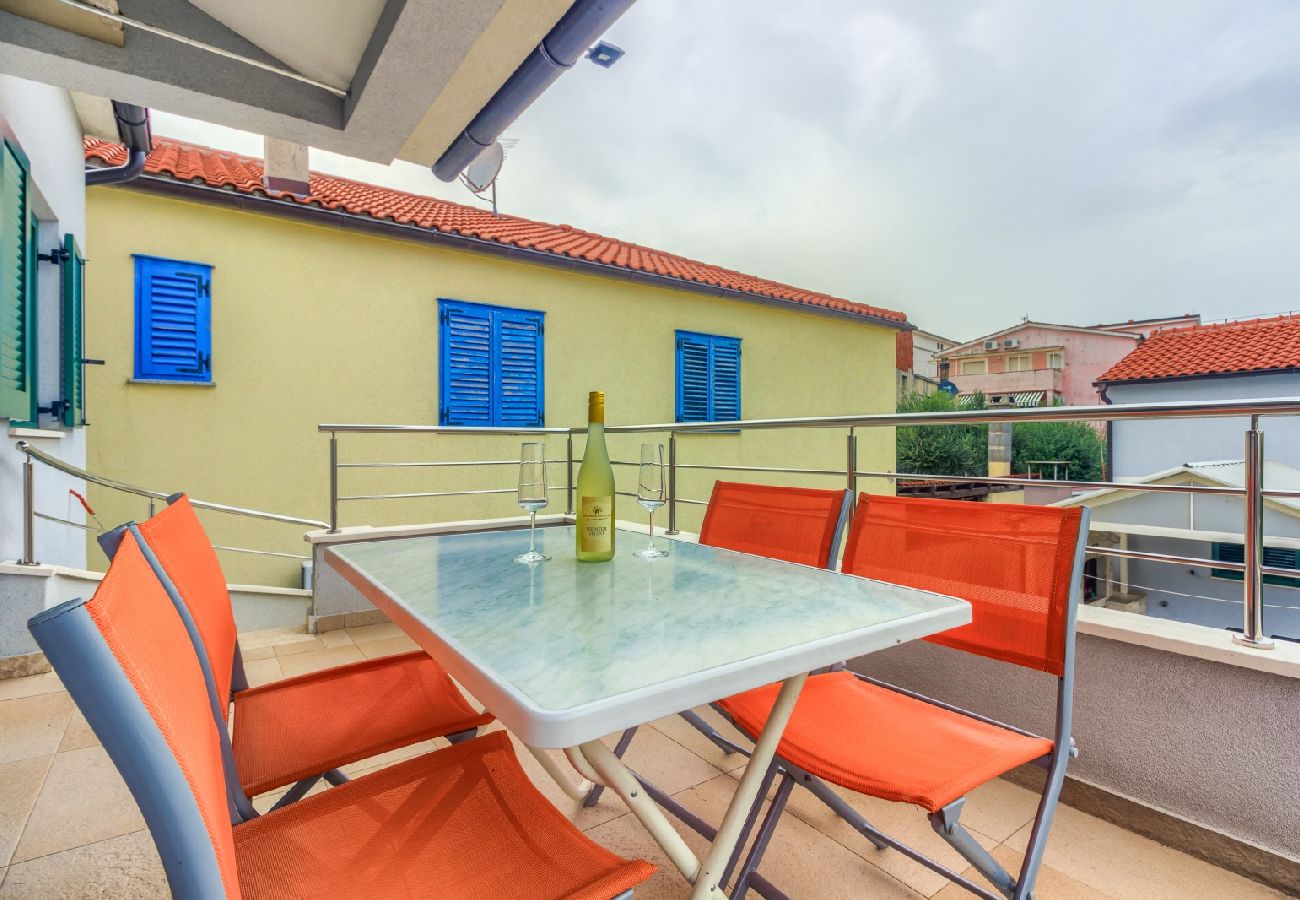 Appartement à Pirovac - Appartement dans Pirovac avec terrasse, Climatisation, WIFI (4925-4)