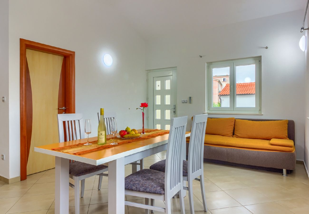 Appartement à Pirovac - Appartement dans Pirovac avec terrasse, Climatisation, WIFI (4925-4)