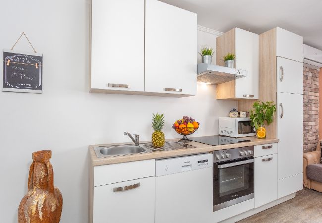 Appartement à Njivice - Appartement dans Njivice avec vue mer, Balcon, Climatisation, WIFI (4930-1) Appartement à Njivice - Appartement dans Njivice avec vue mer, Balcon, Climatisation, WIFI (4930-1)