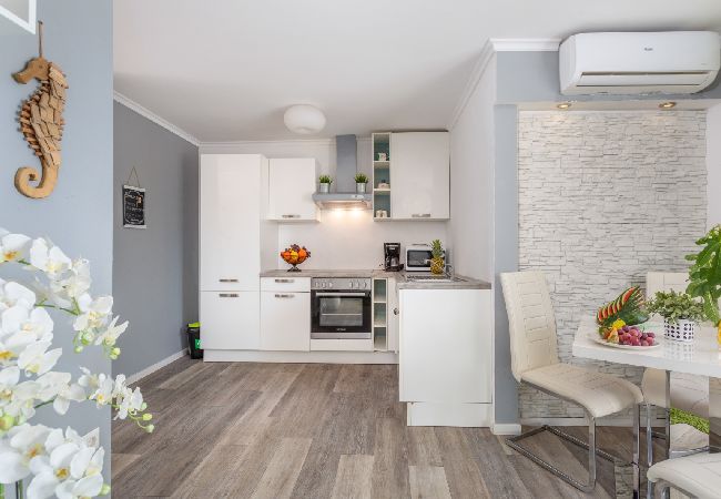 Appartement à Njivice - Appartement dans Njivice avec vue mer, Balcon, Climatisation, WIFI (4930-2) Appartement à Njivice - Appartement dans Njivice avec vue mer, Balcon, Climatisation, WIFI (4930-2)