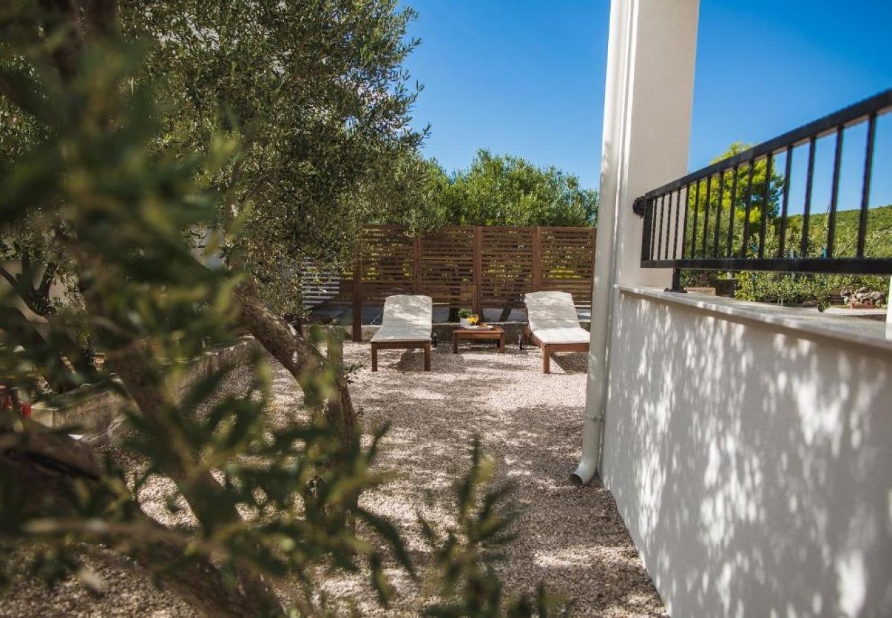 Appartement à Vodice - Appartement dans Vodice avec terrasse, Climatisation, WIFI, Lave-vaisselle (4932-3)