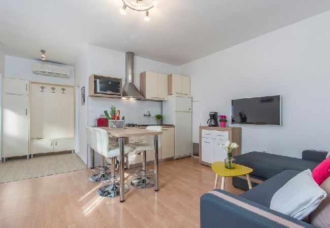 Appartement à Porec - Appartement dans Poreč avec terrasse, Climatisation, WIFI, Machine à laver (4928-8) Appartement à Porec - Appartement dans Poreč avec terrasse, Climatisation, WIFI, Machine à laver (4928-8)