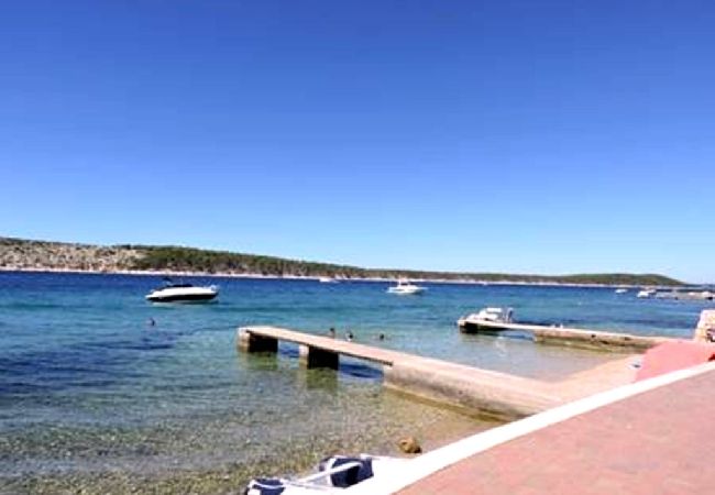 Appartement à Rab - Appartement dans Barbat avec vue mer, Climatisation, WIFI, Machine à laver (4956-1) Appartement à Rab - Appartement dans Barbat avec vue mer, Climatisation, WIFI, Machine à laver (4956-1)