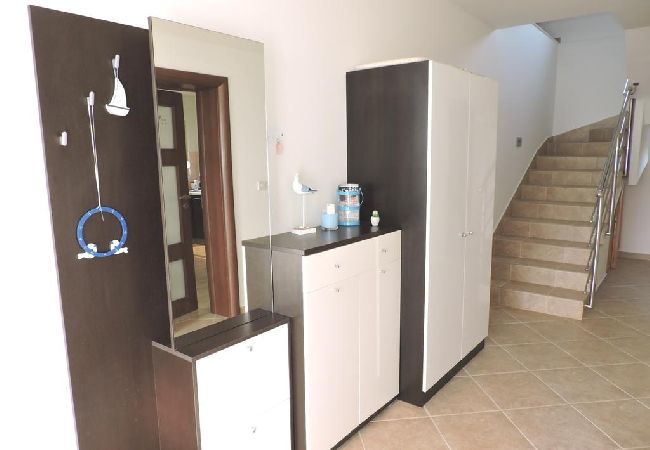 Appartement à Rab - Appartement dans Barbat avec vue mer, Climatisation, WIFI, Machine à laver (4956-1) Appartement à Rab - Appartement dans Barbat avec vue mer, Climatisation, WIFI, Machine à laver (4956-1)