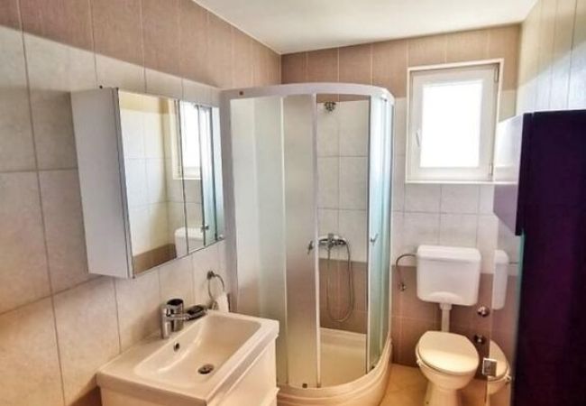 Appartement à Rab - Appartement dans Barbat avec vue mer, Climatisation, WIFI, Machine à laver (4956-1) Appartement à Rab - Appartement dans Barbat avec vue mer, Climatisation, WIFI, Machine à laver (4956-1)