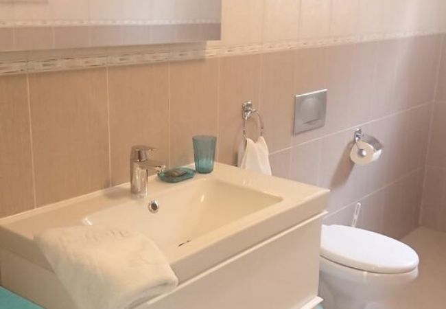 Appartement à Rab - Appartement dans Barbat avec vue mer, Climatisation, WIFI, Machine à laver (4956-1) Appartement à Rab - Appartement dans Barbat avec vue mer, Climatisation, WIFI, Machine à laver (4956-1)