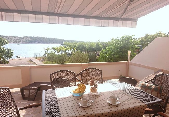 Appartement à Rab - Appartement dans Barbat avec vue mer, Climatisation, WIFI, Machine à laver (4956-1) Appartement à Rab - Appartement dans Barbat avec vue mer, Climatisation, WIFI, Machine à laver (4956-1)