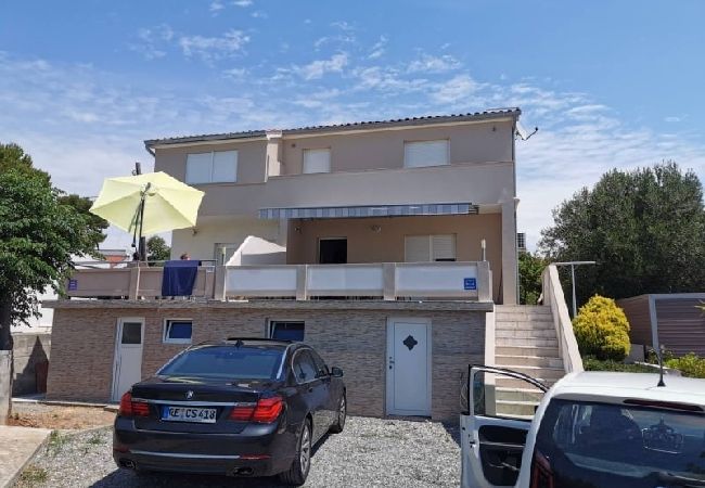 Appartement à Rab - Appartement dans Barbat avec vue mer, Climatisation, WIFI, Machine à laver (4956-1) Appartement à Rab - Appartement dans Barbat avec vue mer, Climatisation, WIFI, Machine à laver (4956-1)