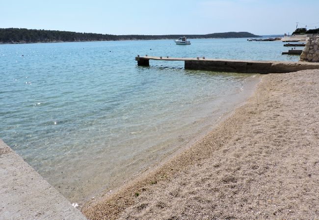 Appartement à Rab - Appartement dans Barbat avec vue mer, Climatisation, WIFI, Machine à laver (4956-1) Appartement à Rab - Appartement dans Barbat avec vue mer, Climatisation, WIFI, Machine à laver (4956-1)