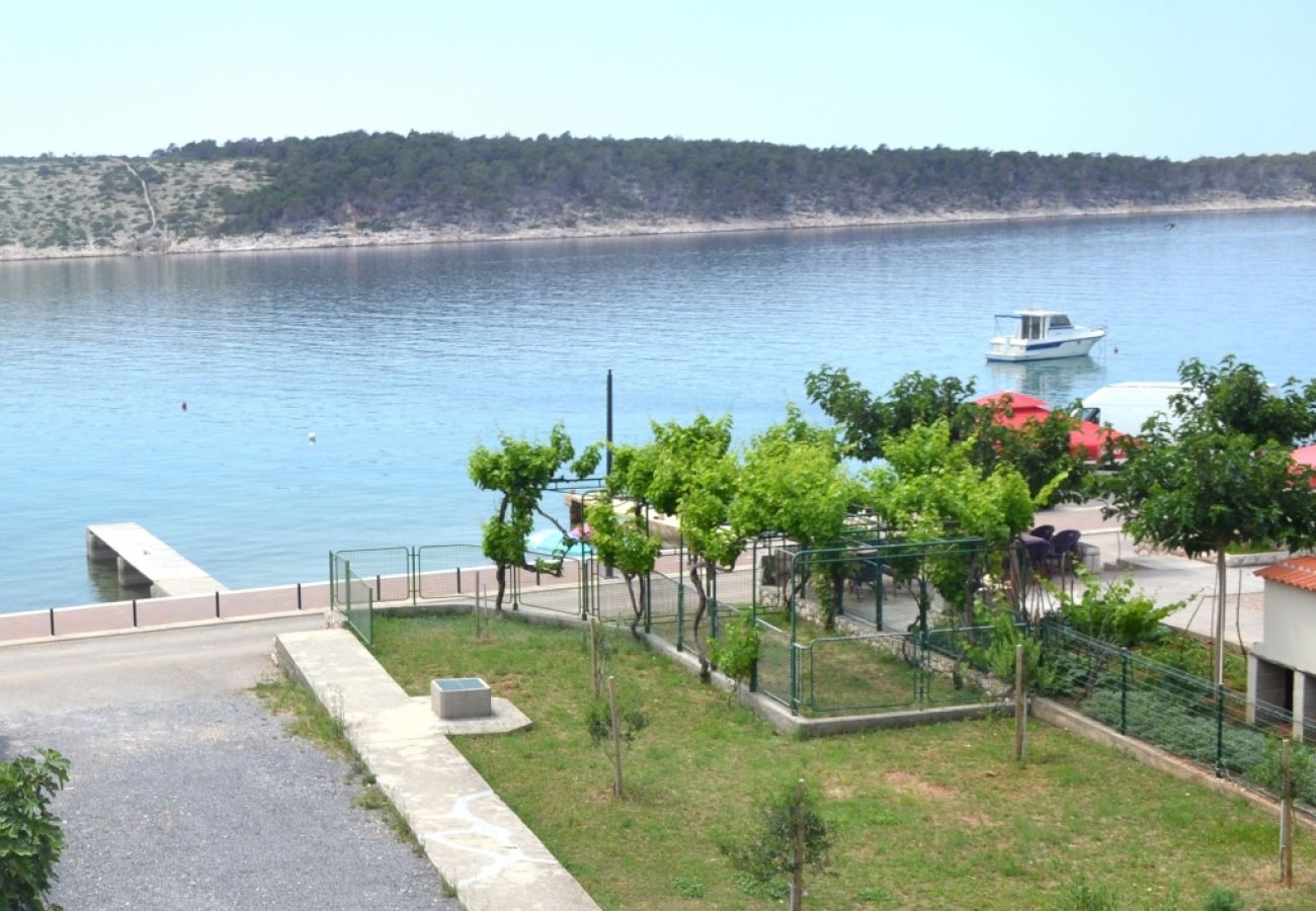 Appartement à Rab - Appartement dans Barbat avec vue mer, Climatisation, WIFI, Machine à laver (4956-1)