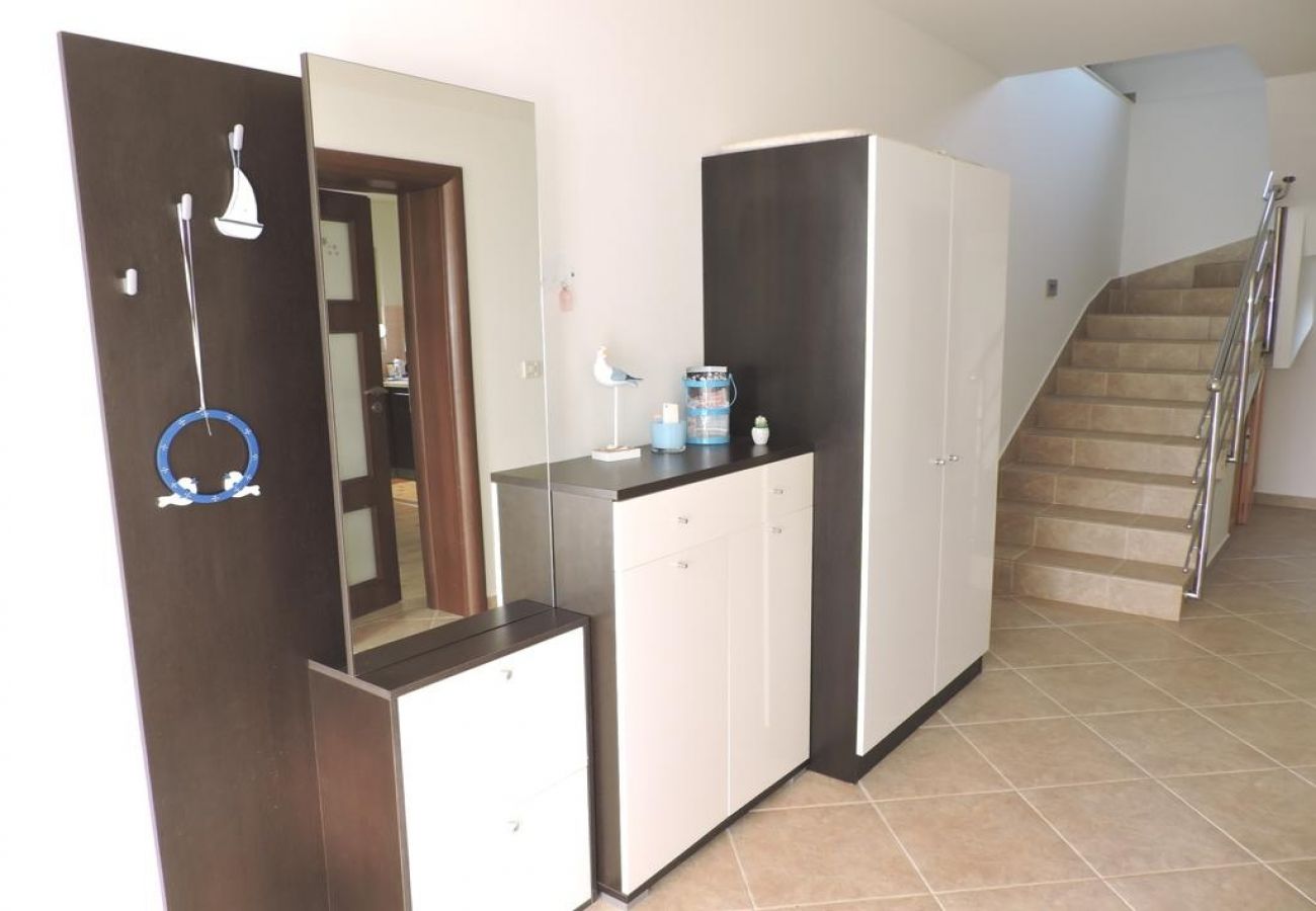 Appartement à Rab - Appartement dans Barbat avec vue mer, Climatisation, WIFI, Machine à laver (4956-1)