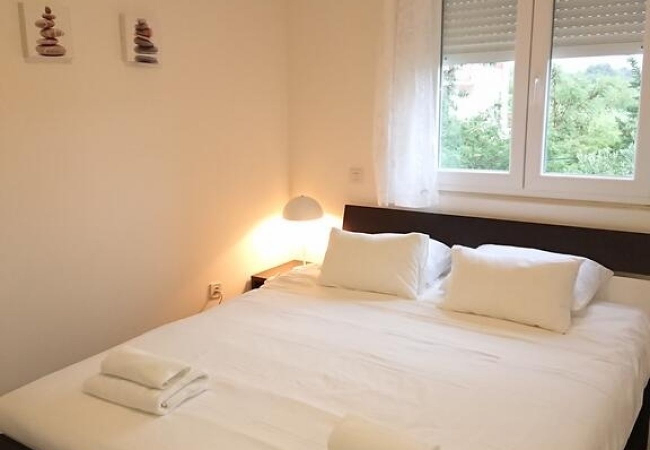 Appartement à Rab - Appartement dans Barbat avec vue mer, Climatisation, WIFI, Machine à laver (4956-1)