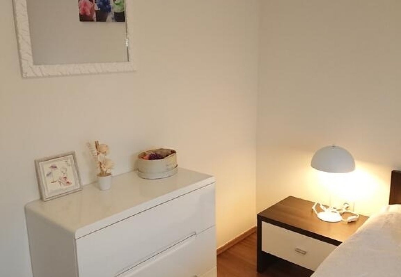 Appartement à Rab - Appartement dans Barbat avec vue mer, Climatisation, WIFI, Machine à laver (4956-1)