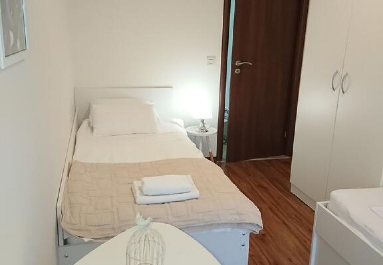 Appartement à Rab - Appartement dans Barbat avec vue mer, Climatisation, WIFI, Machine à laver (4956-1)