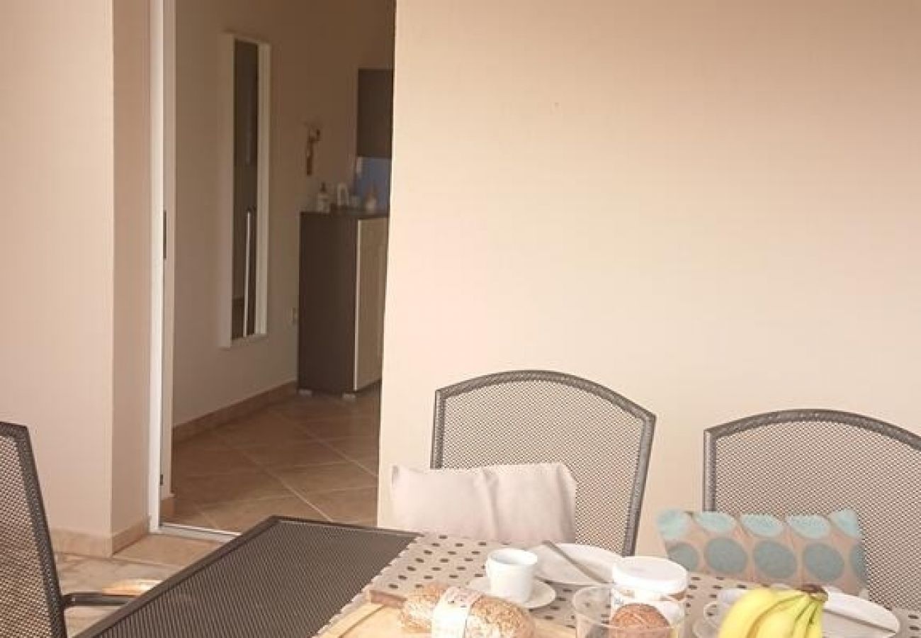 Appartement à Rab - Appartement dans Barbat avec vue mer, Climatisation, WIFI, Machine à laver (4956-1)