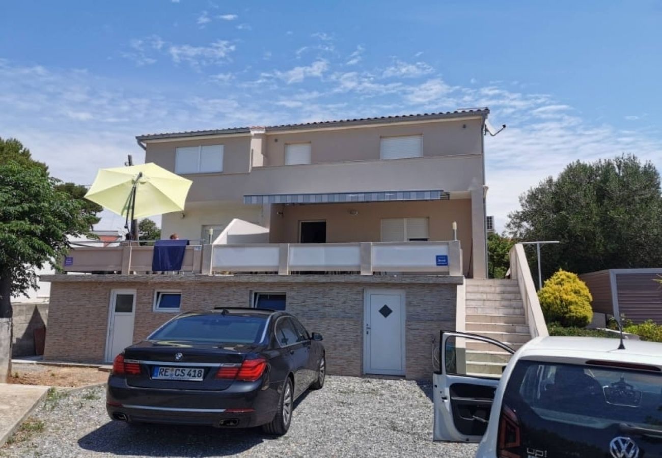 Appartement à Rab - Appartement dans Barbat avec vue mer, Climatisation, WIFI, Machine à laver (4956-1)