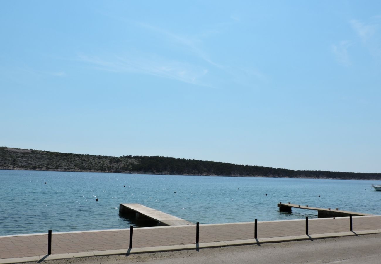 Appartement à Rab - Appartement dans Barbat avec vue mer, Climatisation, WIFI, Machine à laver (4956-1)