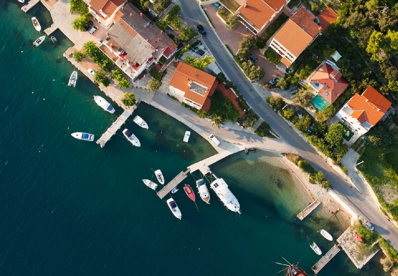 Appartement à Rab - Appartement dans Barbat avec vue mer, Climatisation, WIFI, Machine à laver (4956-1)