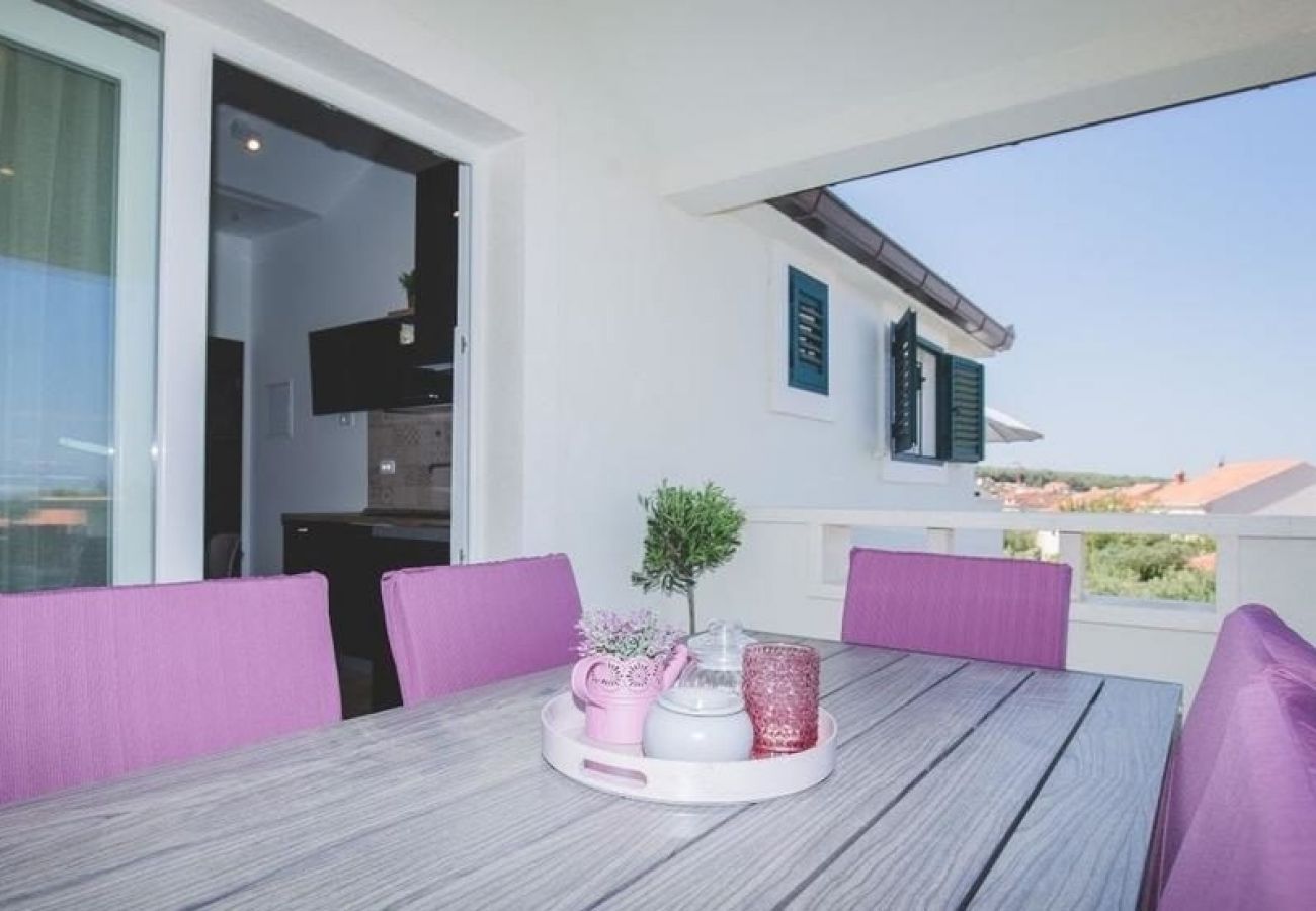 Appartement à Supetar - Appartement dans Supetar avec vue mer, Balcon, Climatisation, WIFI (4998-1)