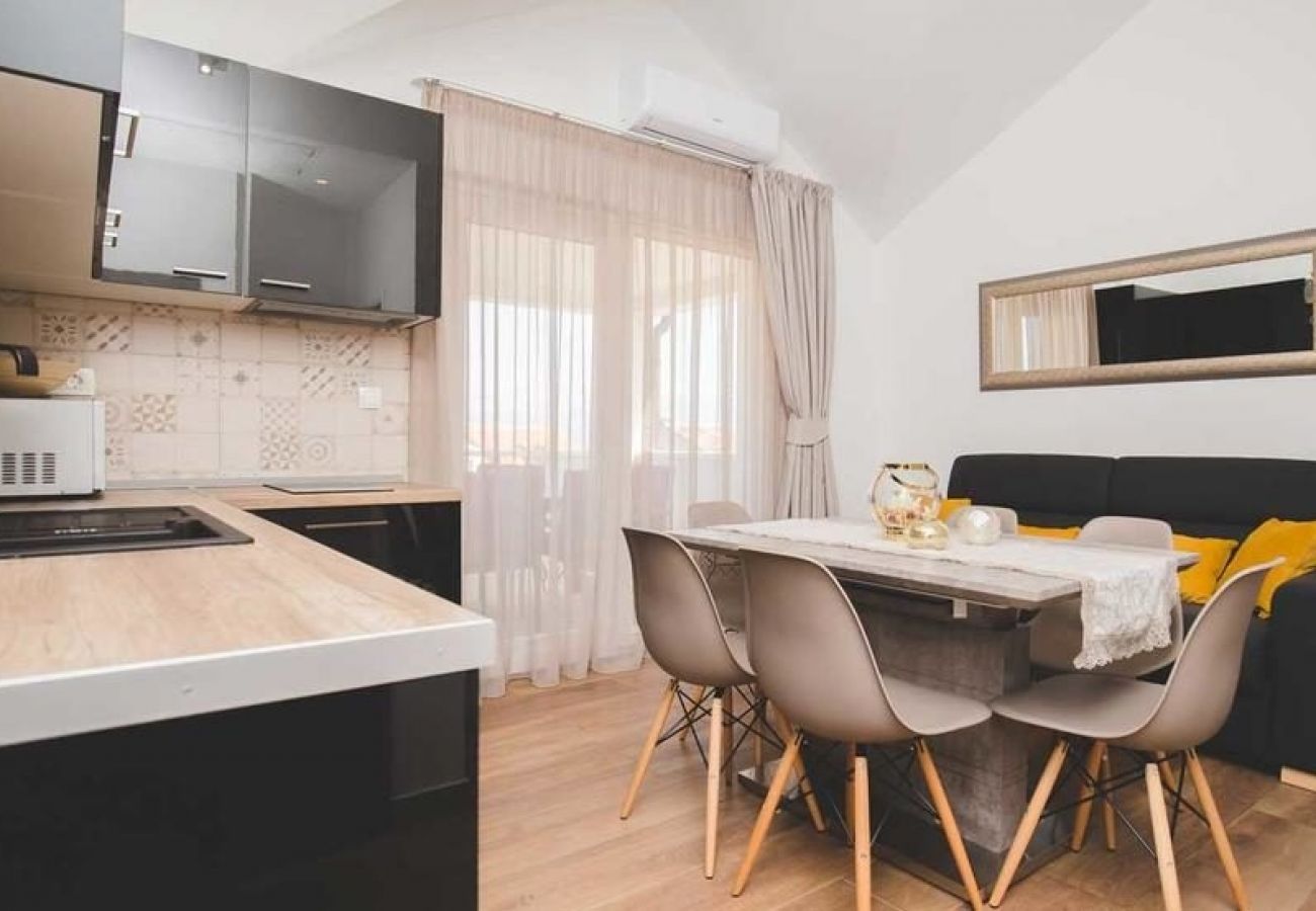 Appartement à Supetar - Appartement dans Supetar avec vue mer, Balcon, Climatisation, WIFI (4998-1)