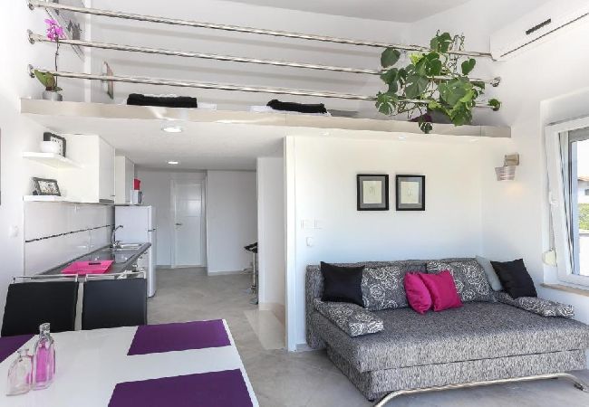 Appartement à Tribunj - Appartement dans Tribunj avec vue mer, Balcon, Climatisation, WIFI (4953-4) Appartement à Tribunj - Appartement dans Tribunj avec vue mer, Balcon, Climatisation, WIFI (4953-4)