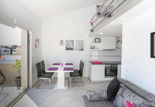 Appartement à Tribunj - Appartement dans Tribunj avec vue mer, Balcon, Climatisation, WIFI (4953-4) Appartement à Tribunj - Appartement dans Tribunj avec vue mer, Balcon, Climatisation, WIFI (4953-4)