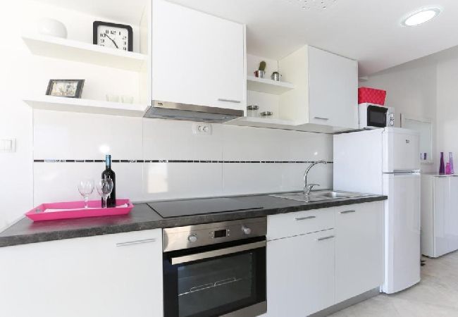 Appartement à Tribunj - Appartement dans Tribunj avec vue mer, Balcon, Climatisation, WIFI (4953-4) Appartement à Tribunj - Appartement dans Tribunj avec vue mer, Balcon, Climatisation, WIFI (4953-4)