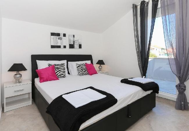 Appartement à Tribunj - Appartement dans Tribunj avec vue mer, Balcon, Climatisation, WIFI (4953-4) Appartement à Tribunj - Appartement dans Tribunj avec vue mer, Balcon, Climatisation, WIFI (4953-4)