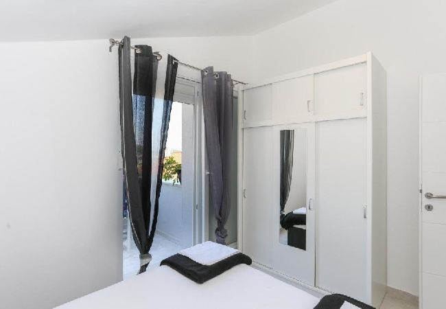 Appartement à Tribunj - Appartement dans Tribunj avec vue mer, Balcon, Climatisation, WIFI (4953-4) Appartement à Tribunj - Appartement dans Tribunj avec vue mer, Balcon, Climatisation, WIFI (4953-4)