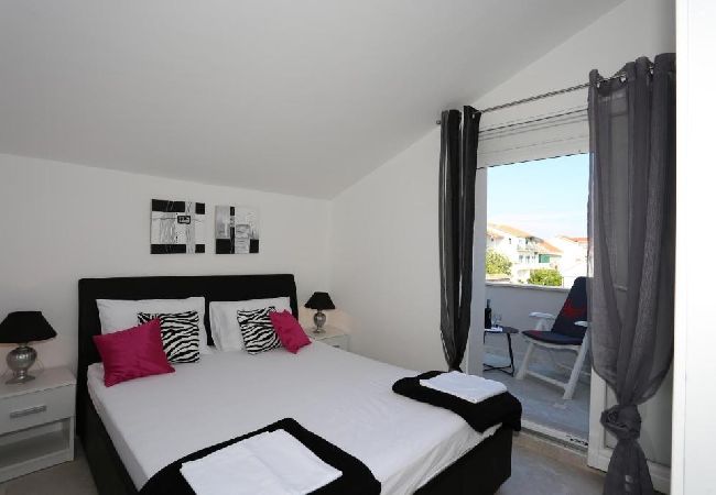 Appartement à Tribunj - Appartement dans Tribunj avec vue mer, Balcon, Climatisation, WIFI (4953-4) Appartement à Tribunj - Appartement dans Tribunj avec vue mer, Balcon, Climatisation, WIFI (4953-4)