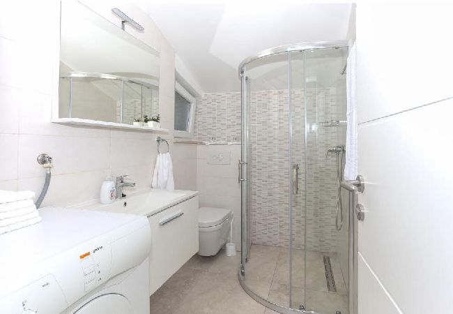 Appartement à Tribunj - Appartement dans Tribunj avec vue mer, Balcon, Climatisation, WIFI (4953-4) Appartement à Tribunj - Appartement dans Tribunj avec vue mer, Balcon, Climatisation, WIFI (4953-4)