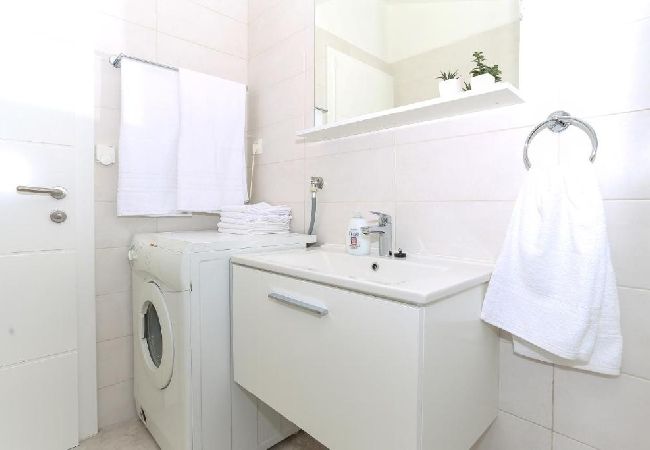 Appartement à Tribunj - Appartement dans Tribunj avec vue mer, Balcon, Climatisation, WIFI (4953-4) Appartement à Tribunj - Appartement dans Tribunj avec vue mer, Balcon, Climatisation, WIFI (4953-4)