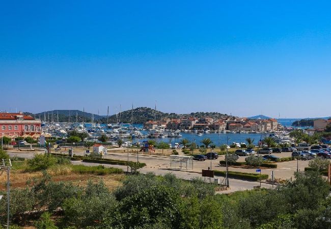 Appartement à Tribunj - Appartement dans Tribunj avec vue mer, Balcon, Climatisation, WIFI (4953-4) Appartement à Tribunj - Appartement dans Tribunj avec vue mer, Balcon, Climatisation, WIFI (4953-4)