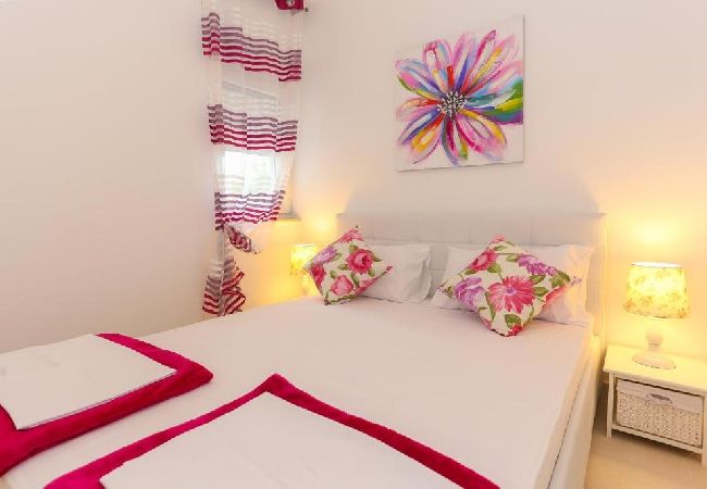 Appartement à Tribunj - Appartement dans Tribunj avec terrasse, Climatisation, WIFI (4953-1) Appartement à Tribunj - Appartement dans Tribunj avec terrasse, Climatisation, WIFI (4953-1)