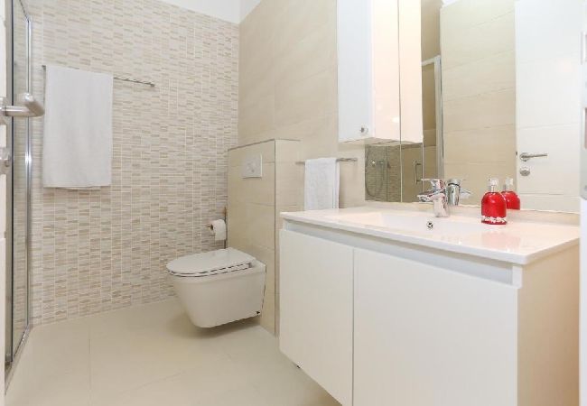 Appartement à Tribunj - Appartement dans Tribunj avec terrasse, Climatisation, WIFI (4953-1) Appartement à Tribunj - Appartement dans Tribunj avec terrasse, Climatisation, WIFI (4953-1)