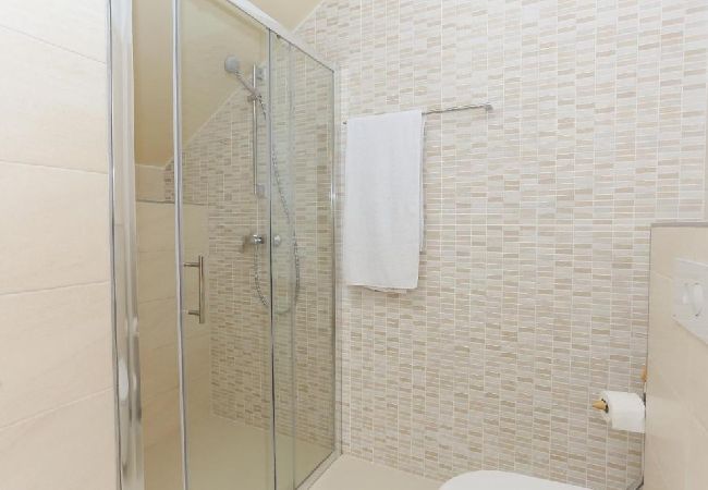 Appartement à Tribunj - Appartement dans Tribunj avec terrasse, Climatisation, WIFI (4953-1) Appartement à Tribunj - Appartement dans Tribunj avec terrasse, Climatisation, WIFI (4953-1)