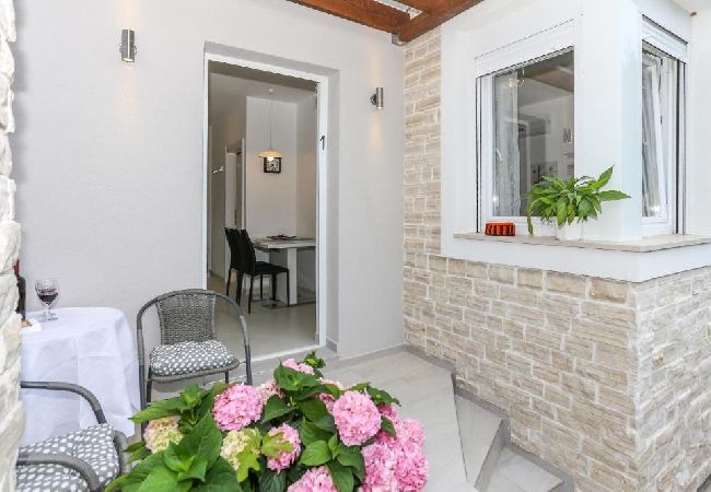 Appartement à Tribunj - Appartement dans Tribunj avec terrasse, Climatisation, WIFI (4953-1) Appartement à Tribunj - Appartement dans Tribunj avec terrasse, Climatisation, WIFI (4953-1)