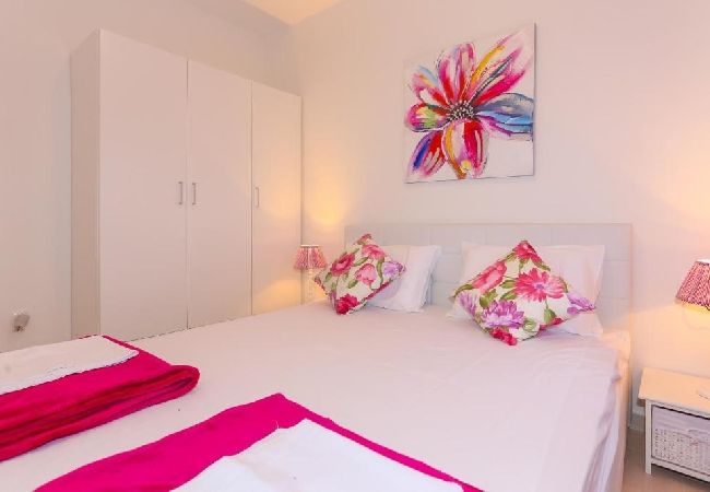 Appartement à Tribunj - Appartement dans Tribunj avec vue mer, Balcon, Climatisation, WIFI (4953-3) Appartement à Tribunj - Appartement dans Tribunj avec vue mer, Balcon, Climatisation, WIFI (4953-3)