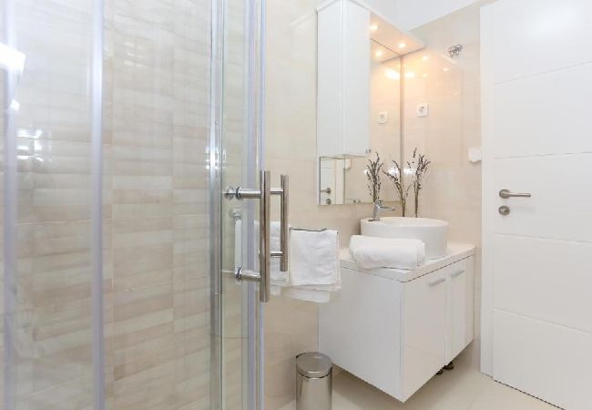 Appartement à Tribunj - Appartement dans Tribunj avec vue mer, Balcon, Climatisation, WIFI (4953-3) Appartement à Tribunj - Appartement dans Tribunj avec vue mer, Balcon, Climatisation, WIFI (4953-3)