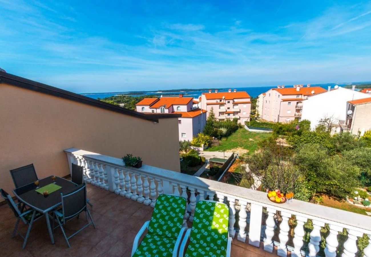 Appartement à Štinjan - Appartement dans Štinjan avec vue mer, terrasse, Climatisation, WIFI (5018-1)