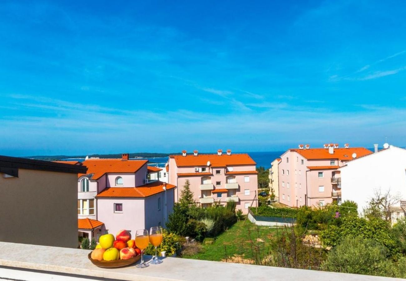 Appartement à Štinjan - Appartement dans Štinjan avec vue mer, terrasse, Climatisation, WIFI (5018-1)