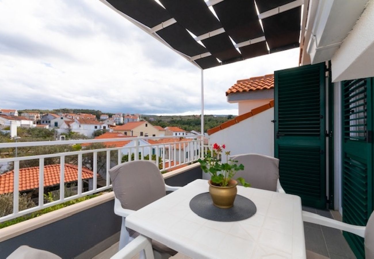 Appartement à Supetar - Appartement dans Supetar avec vue mer, terrasse, Climatisation, WIFI (3553-3)