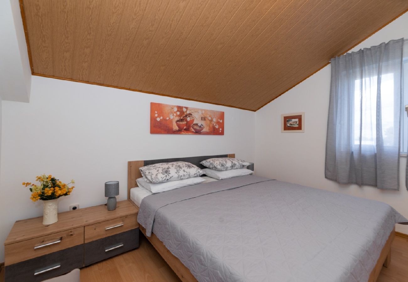 Appartement à Supetar - Appartement dans Supetar avec vue mer, terrasse, Climatisation, WIFI (3553-3)