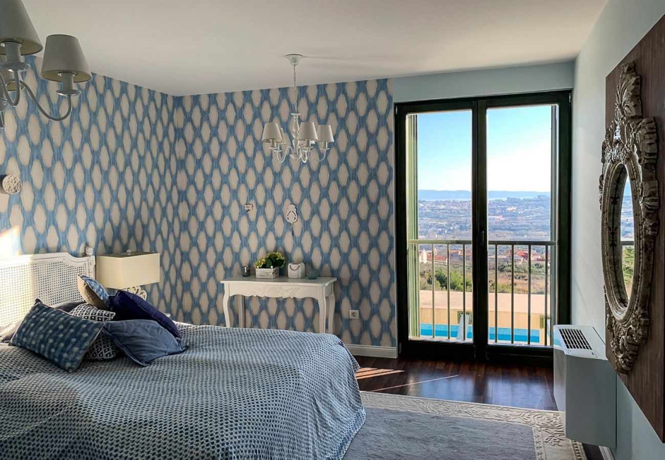 Maison à Split - Maison de vacances dans Split avec vue mer, terrasse, Climatisation, WIFI (4937-1)